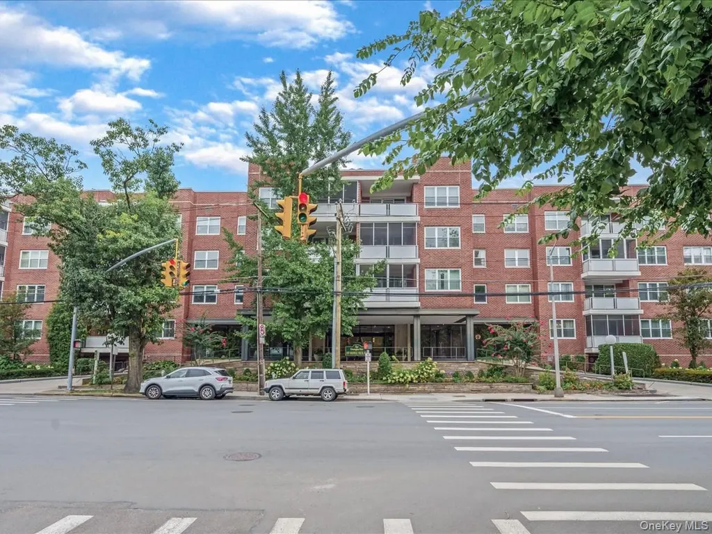 1 Kensington Gate Great Neck NY 11021