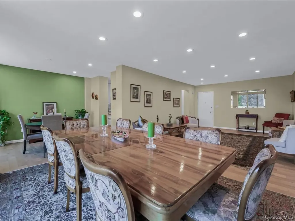 1 Kensington Gate Great Neck NY 11021