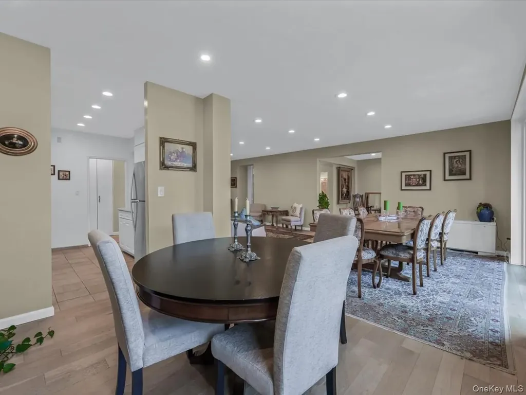 1 Kensington Gate Great Neck NY 11021