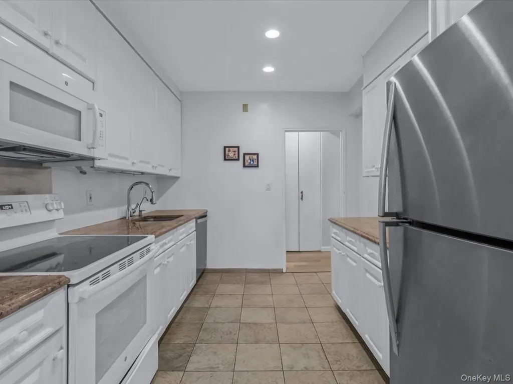 1 Kensington Gate Great Neck NY 11021