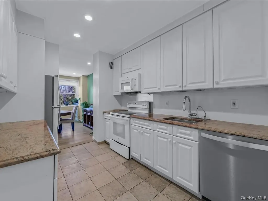 1 Kensington Gate Great Neck NY 11021