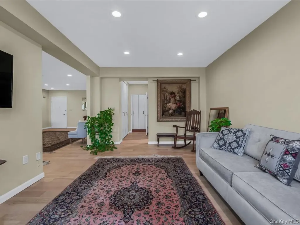 1 Kensington Gate Great Neck NY 11021