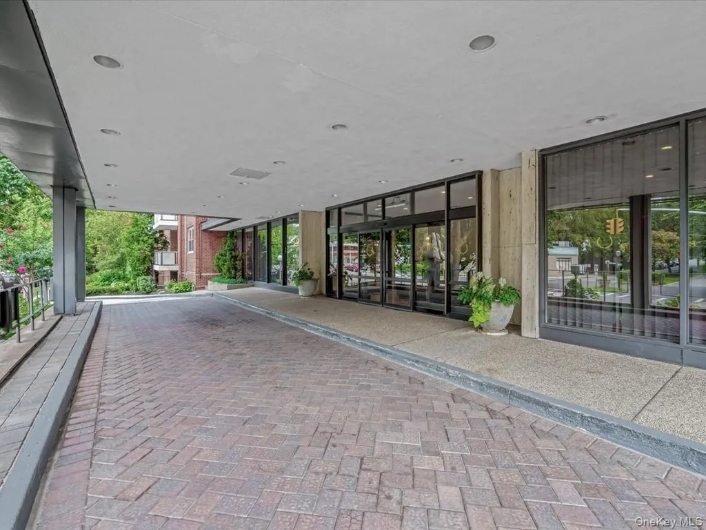 1 Kensington Gate Great Neck NY 11021