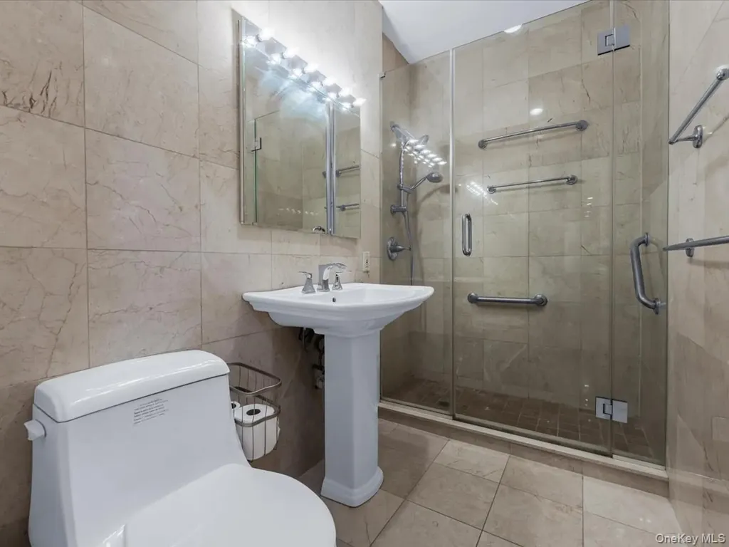 1 Kensington Gate Great Neck NY 11021