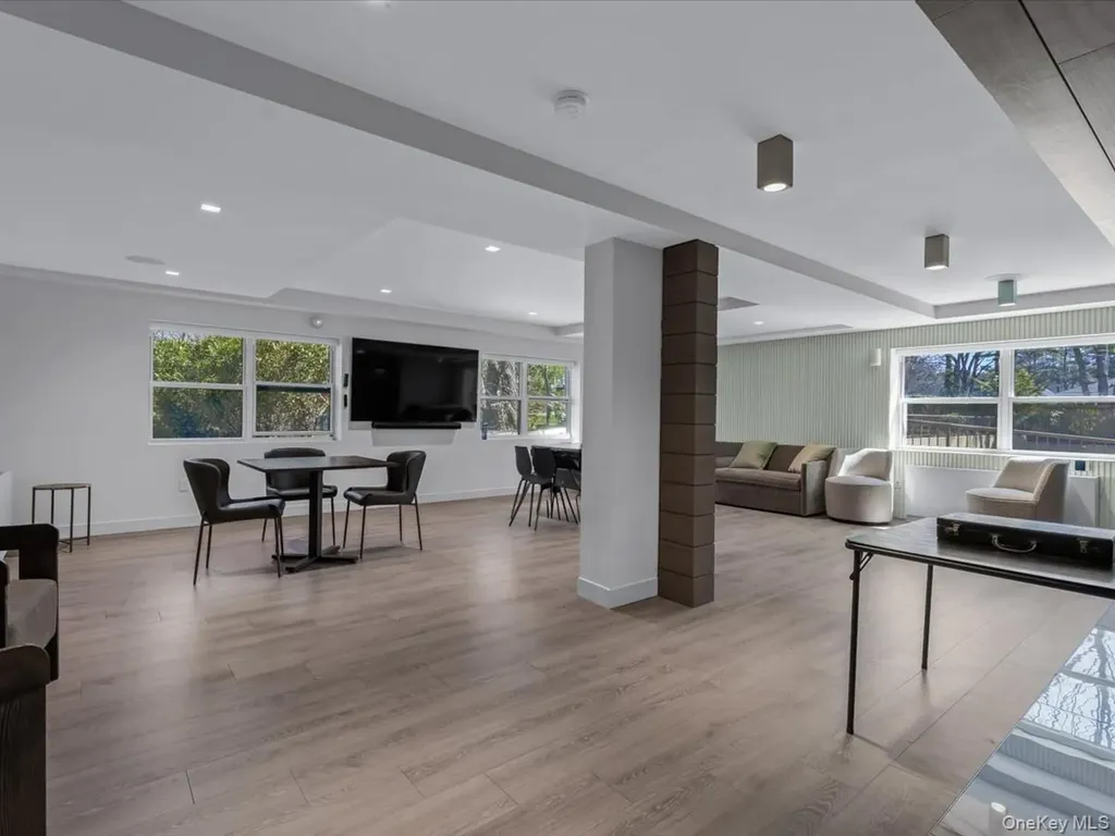 1 Kensington Gate Great Neck NY 11021