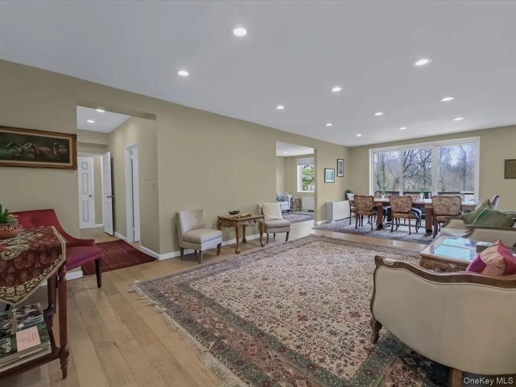 1 Kensington Gate Great Neck NY 11021