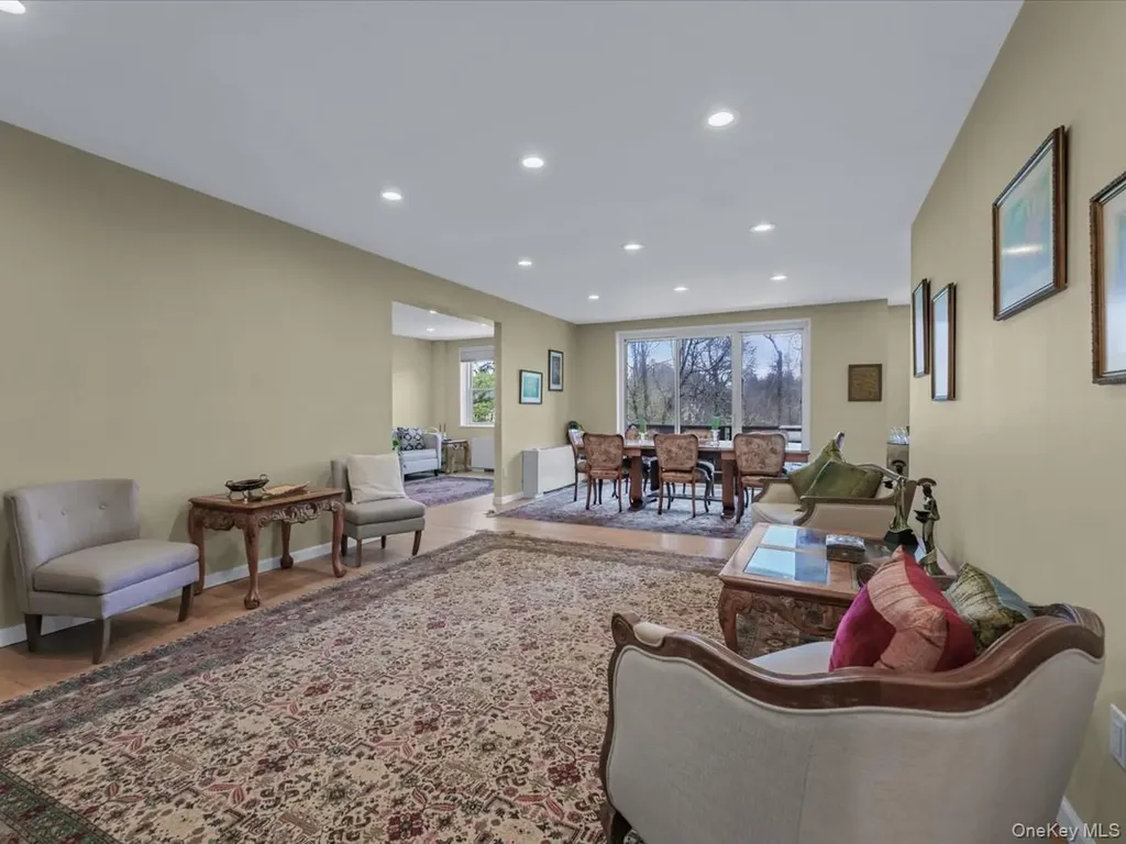 1 Kensington Gate Great Neck NY 11021