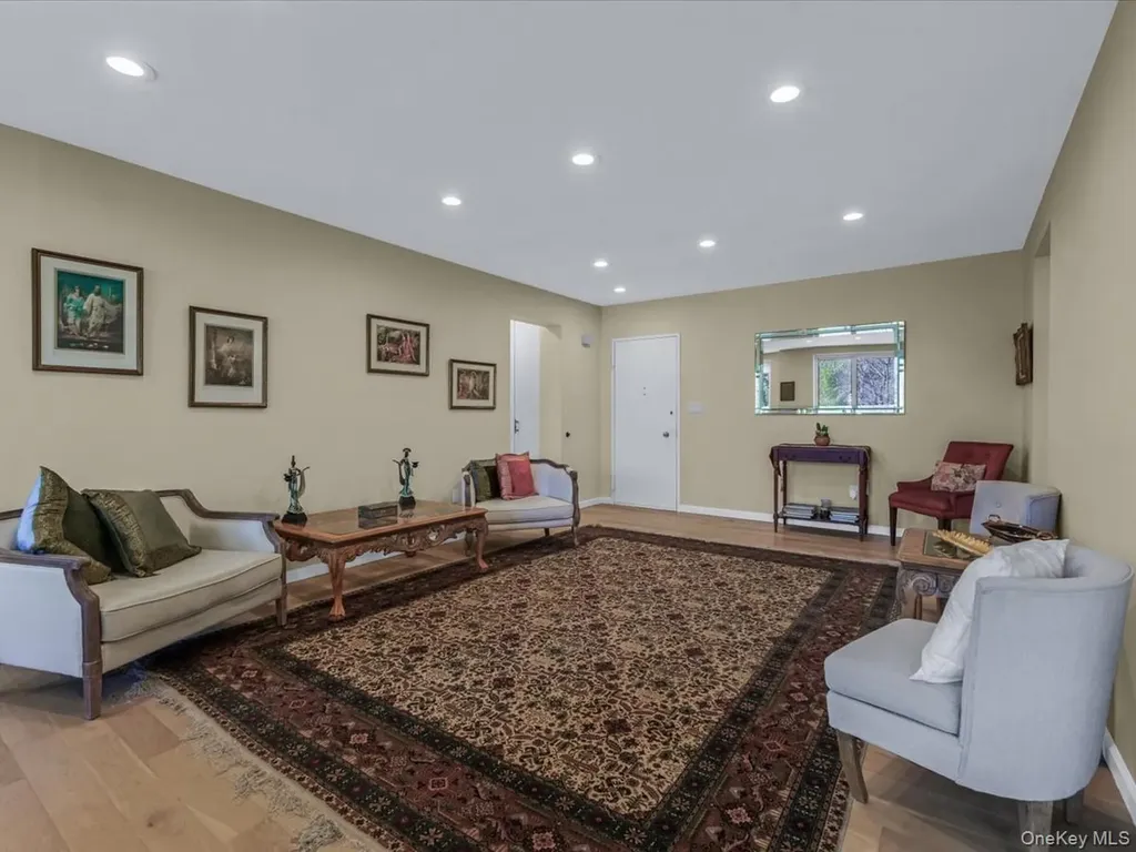 1 Kensington Gate Great Neck NY 11021