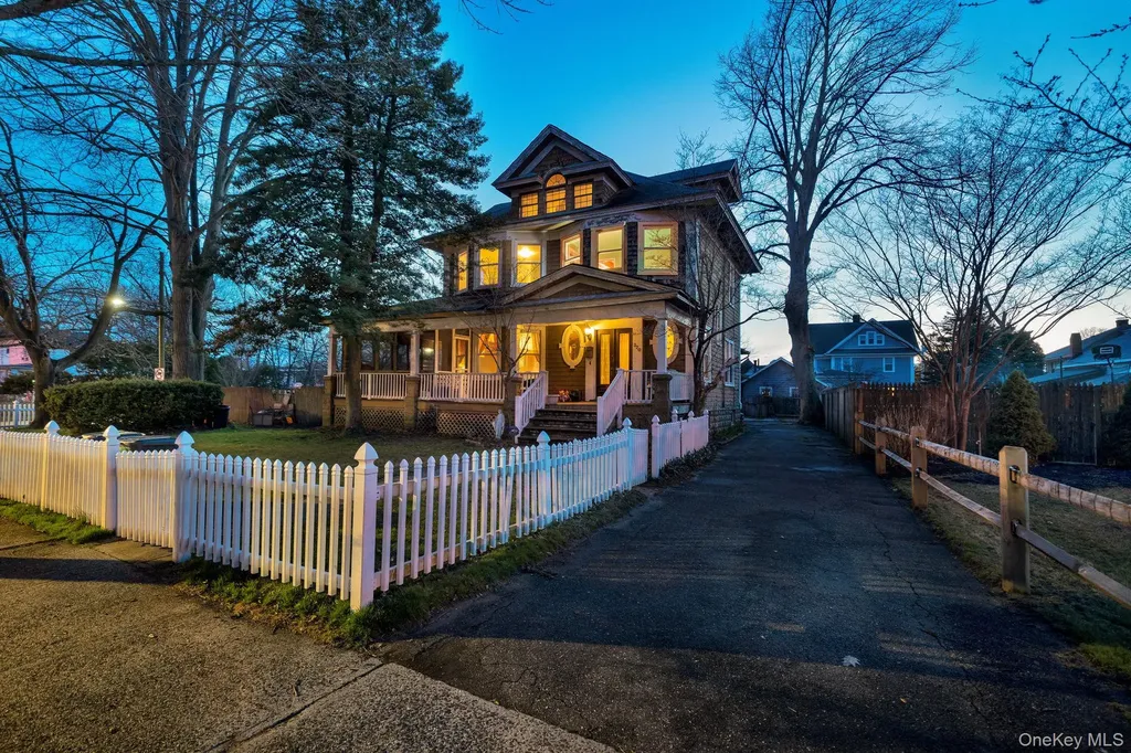 320 S Bayview Avenue Freeport NY 11520