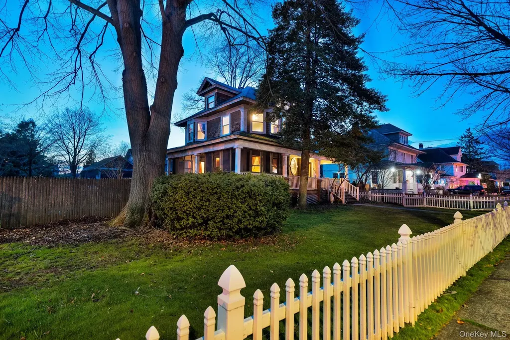 320 S Bayview Avenue Freeport NY 11520