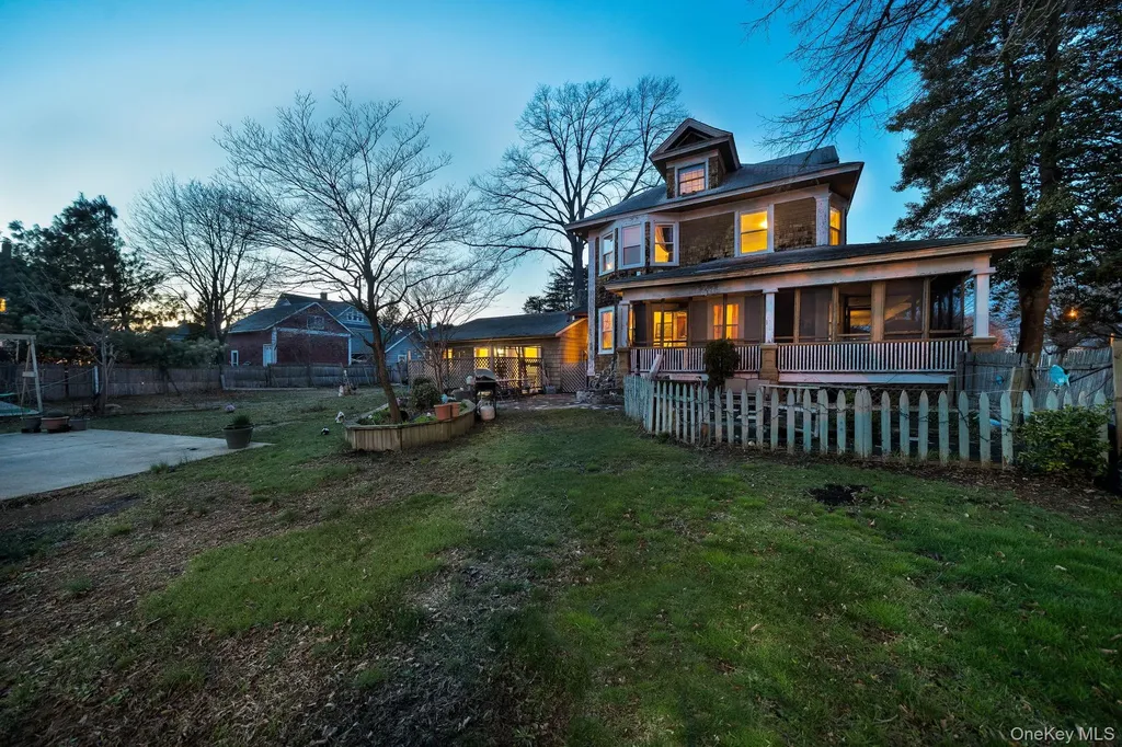 320 S Bayview Avenue Freeport NY 11520