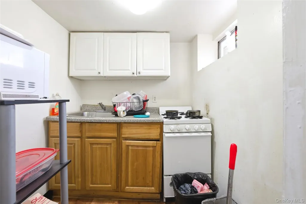 793 N Oak Drive Bronx NY 10467