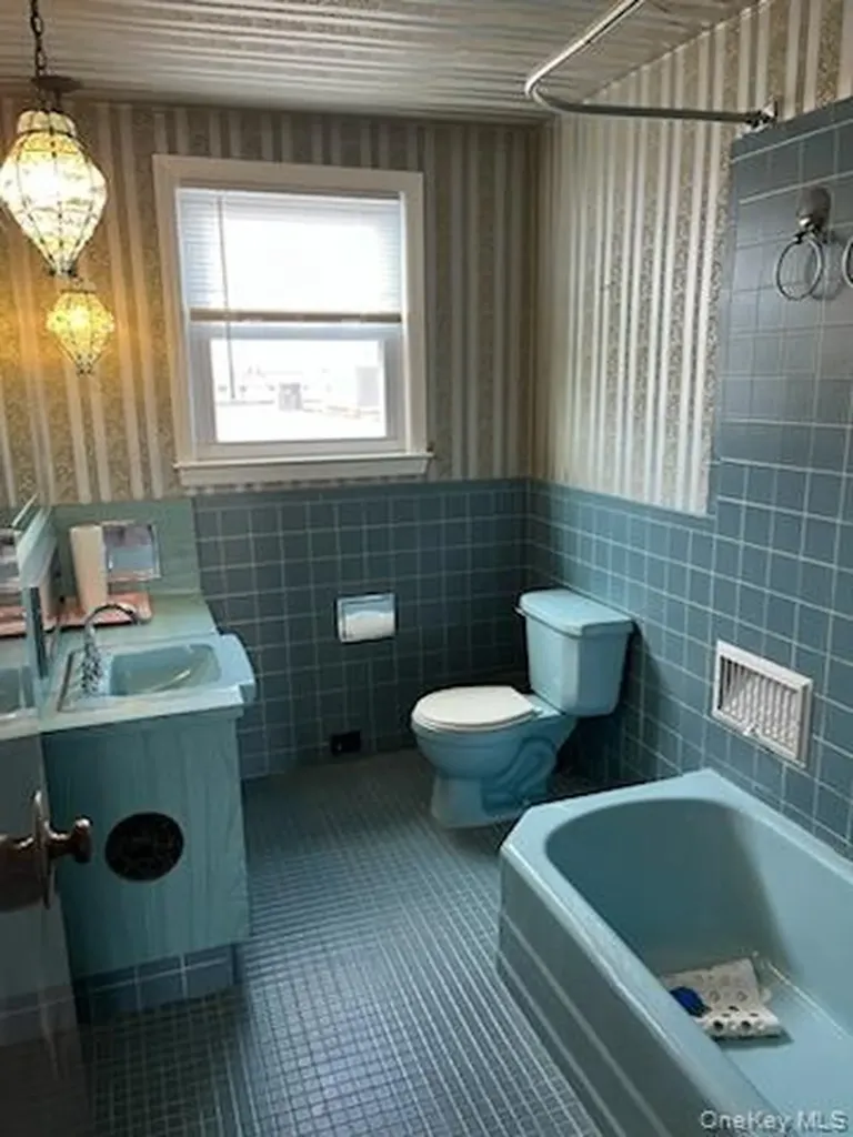125 W Hoffman Avenue Lindenhurst NY 11757