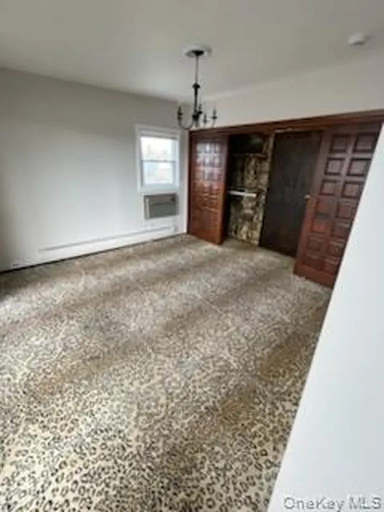 125 W Hoffman Avenue Lindenhurst NY 11757