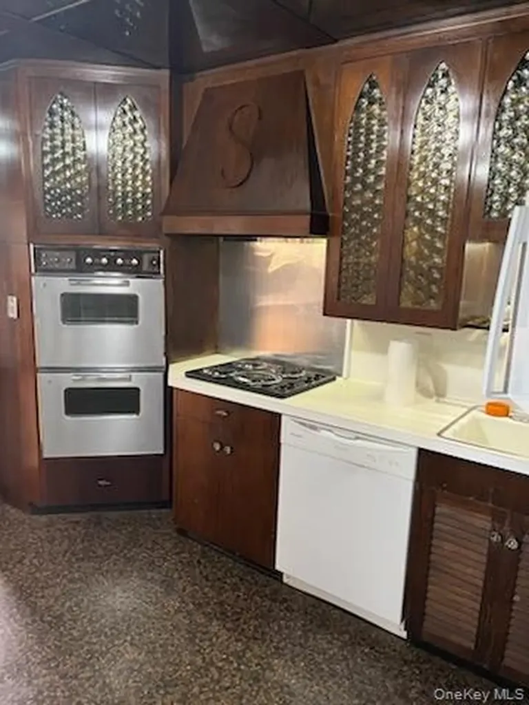 125 W Hoffman Avenue Lindenhurst NY 11757