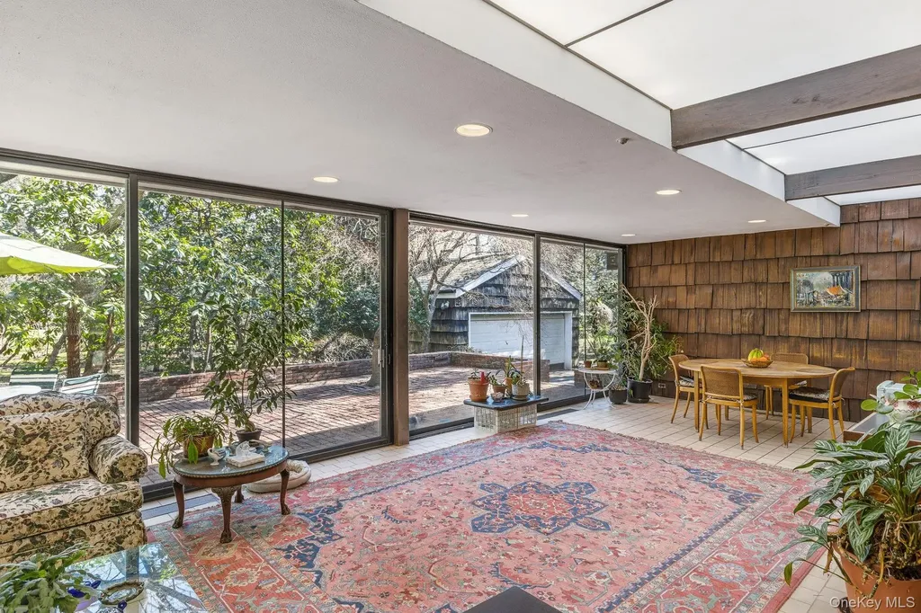 216 Clent Road Great Neck NY 11021