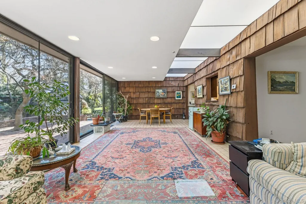 216 Clent Road Great Neck NY 11021