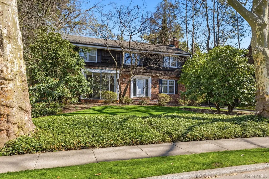 216 Clent Road Great Neck NY 11021