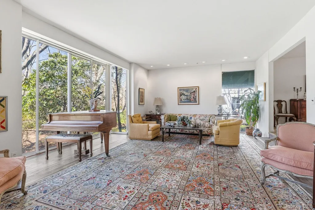 216 Clent Road Great Neck NY 11021