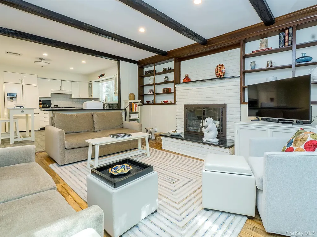 8 Laurel Way Sea Cliff NY 11579