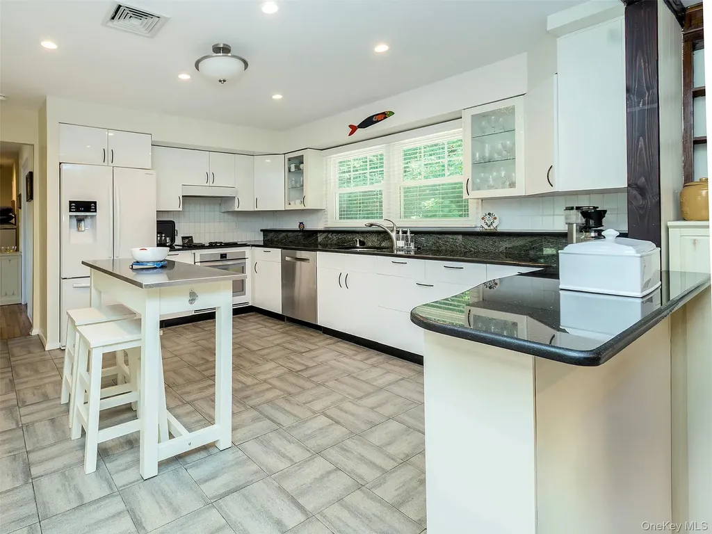 8 Laurel Way Sea Cliff NY 11579