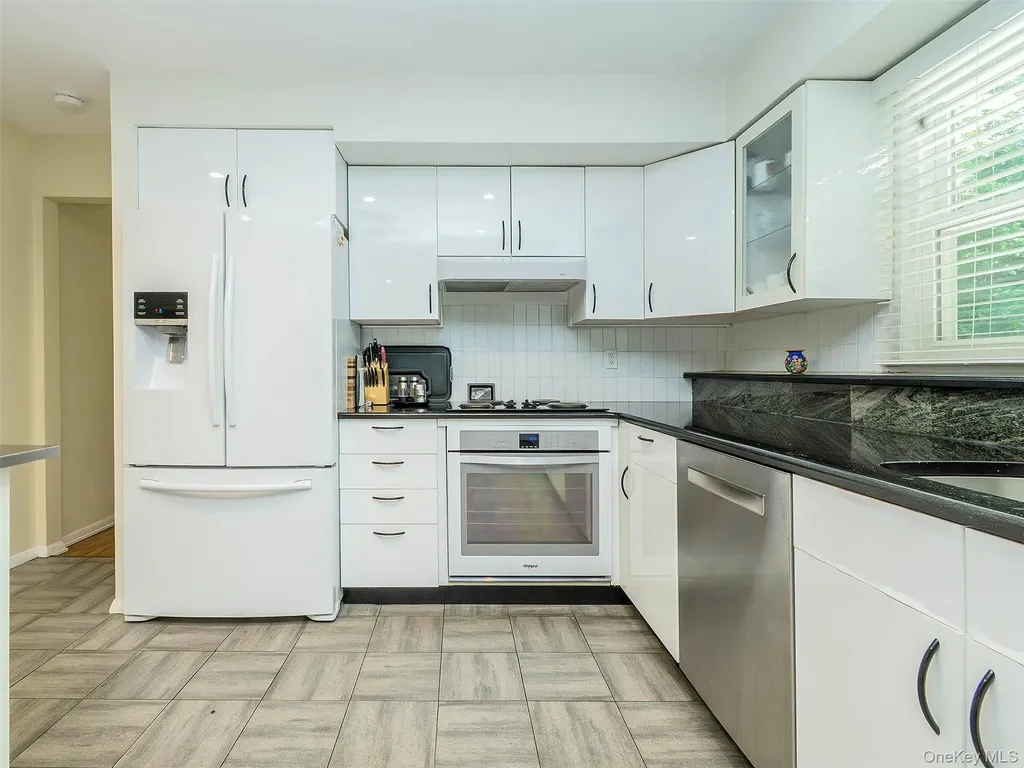 8 Laurel Way Sea Cliff NY 11579