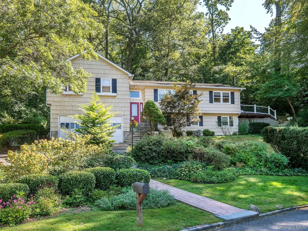 8 Laurel Way Sea Cliff NY 11579