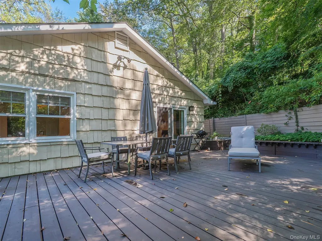 8 Laurel Way Sea Cliff NY 11579