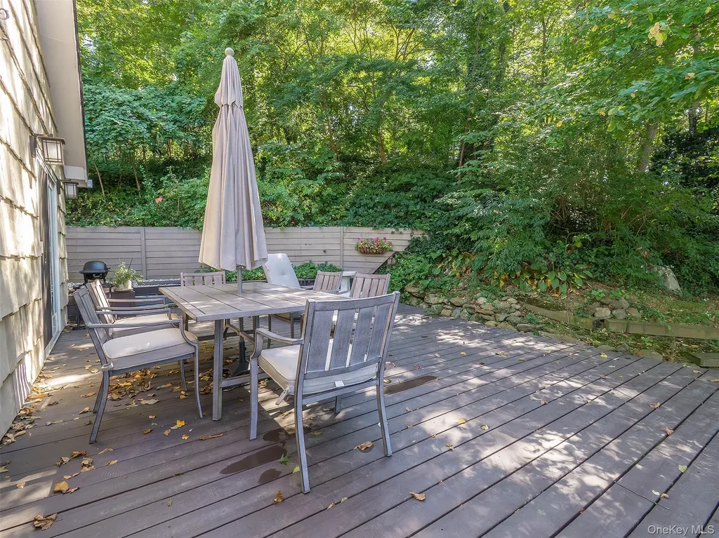 8 Laurel Way Sea Cliff NY 11579