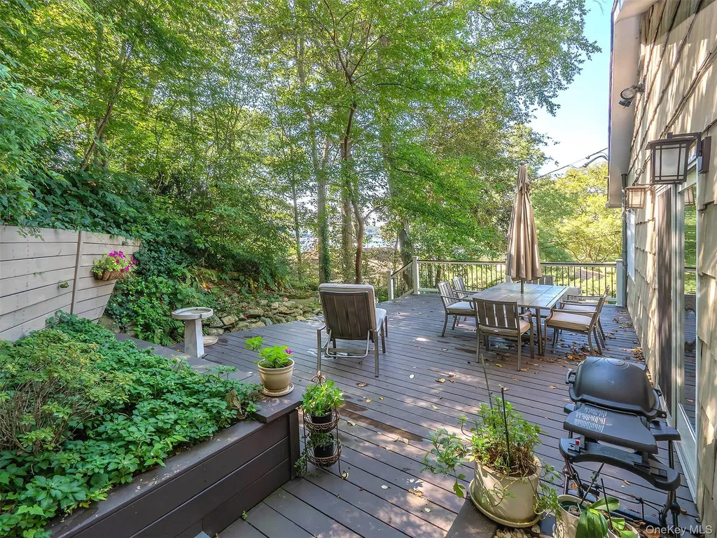 8 Laurel Way Sea Cliff NY 11579