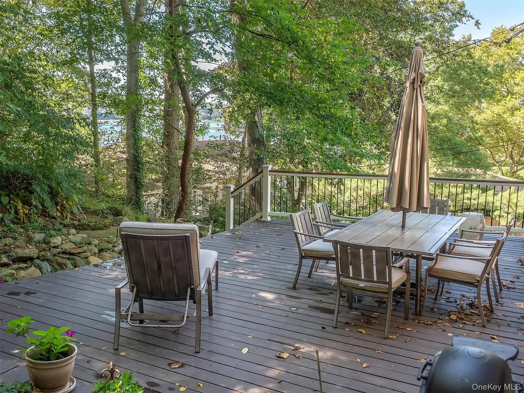 8 Laurel Way Sea Cliff NY 11579