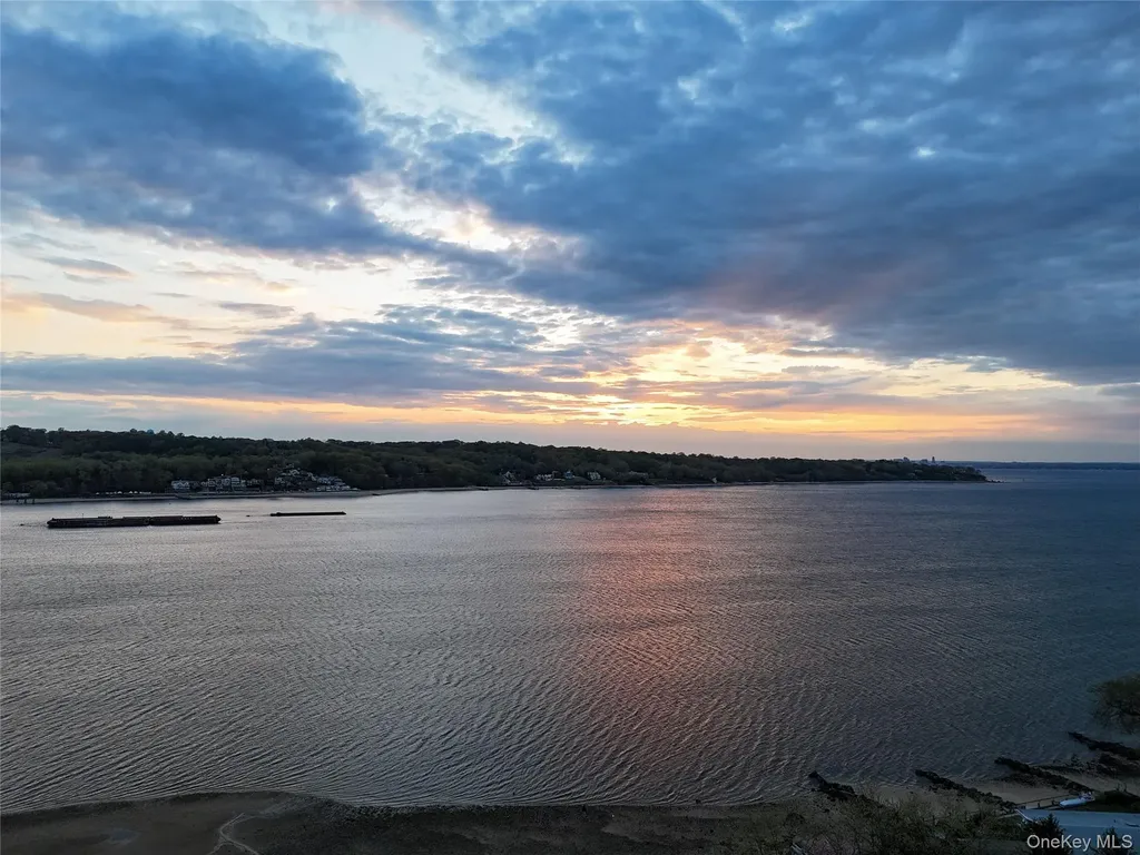 8 Laurel Way Sea Cliff NY 11579