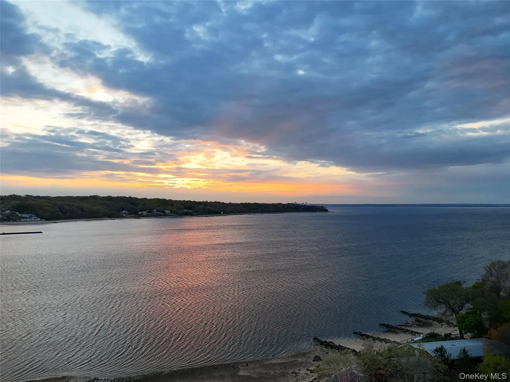 8 Laurel Way Sea Cliff NY 11579