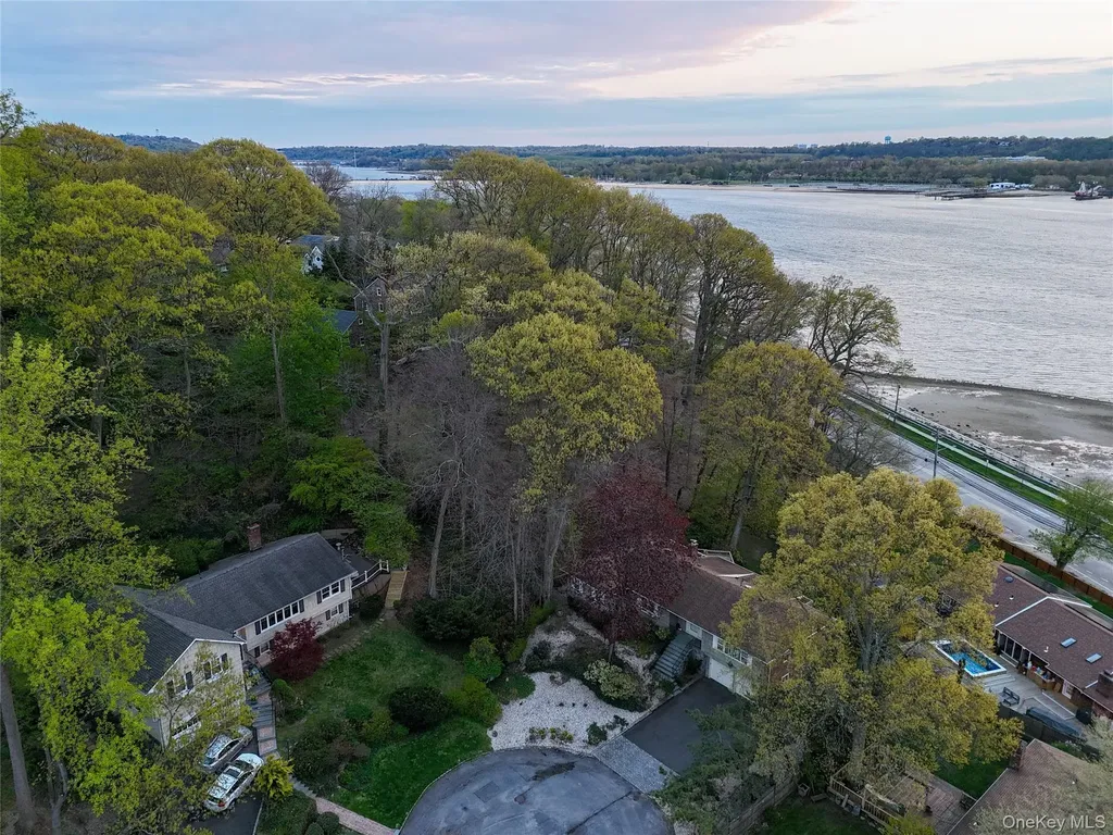 8 Laurel Way Sea Cliff NY 11579