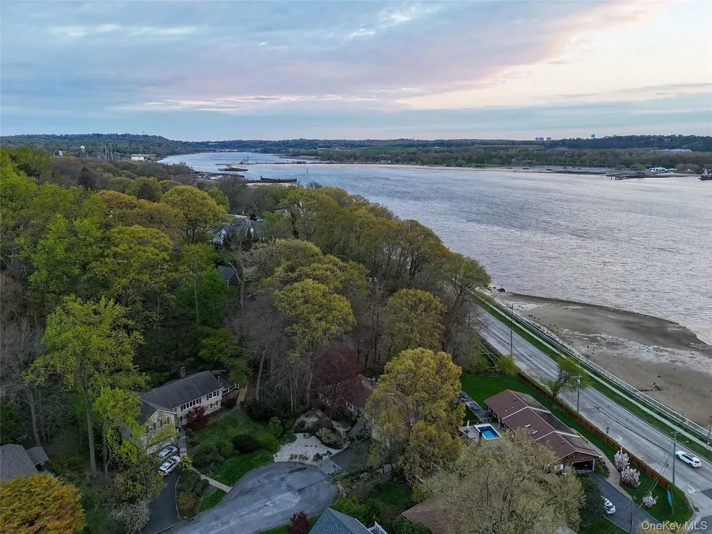 8 Laurel Way Sea Cliff NY 11579