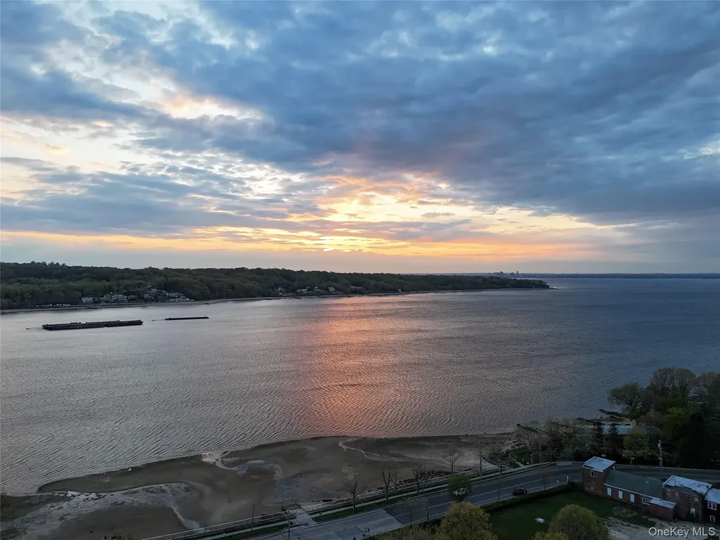 8 Laurel Way Sea Cliff NY 11579