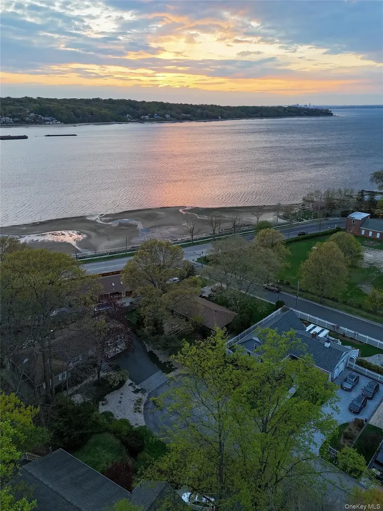 8 Laurel Way Sea Cliff NY 11579