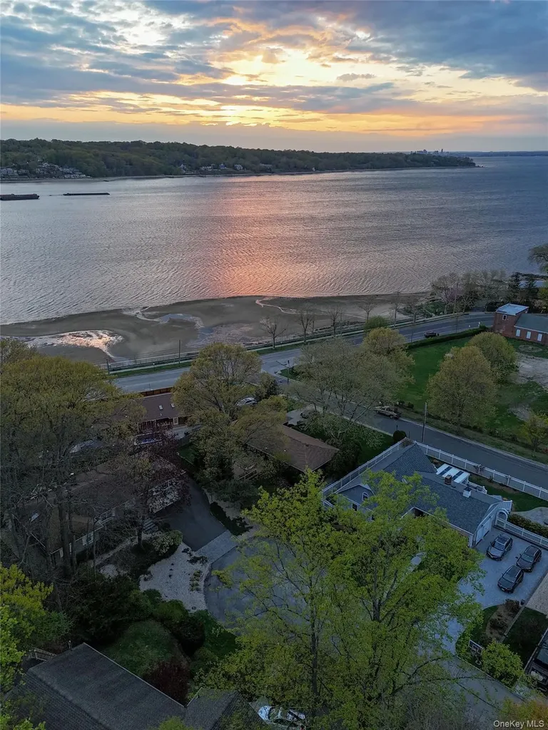 8 Laurel Way Sea Cliff NY 11579