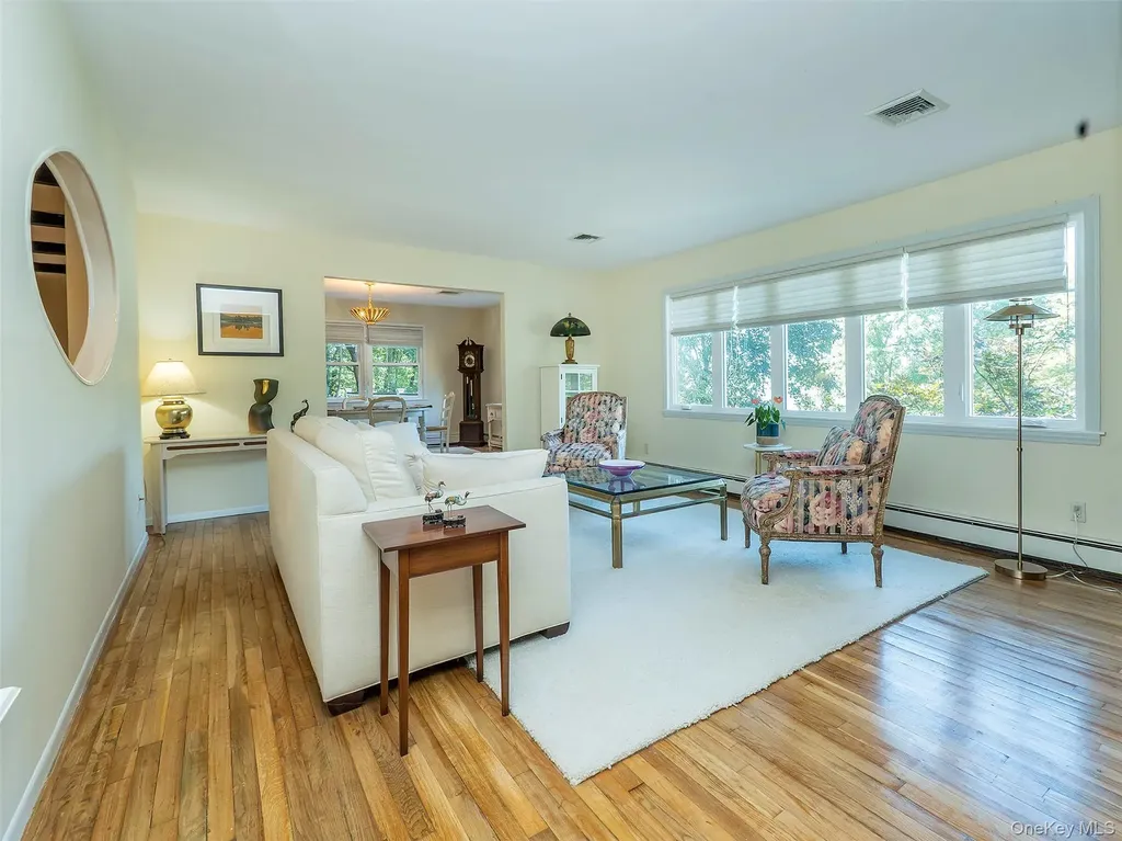 8 Laurel Way Sea Cliff NY 11579