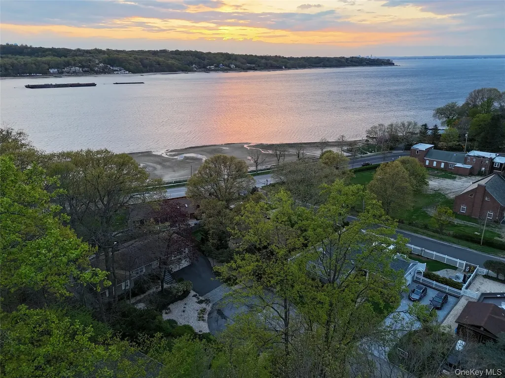 8 Laurel Way Sea Cliff NY 11579