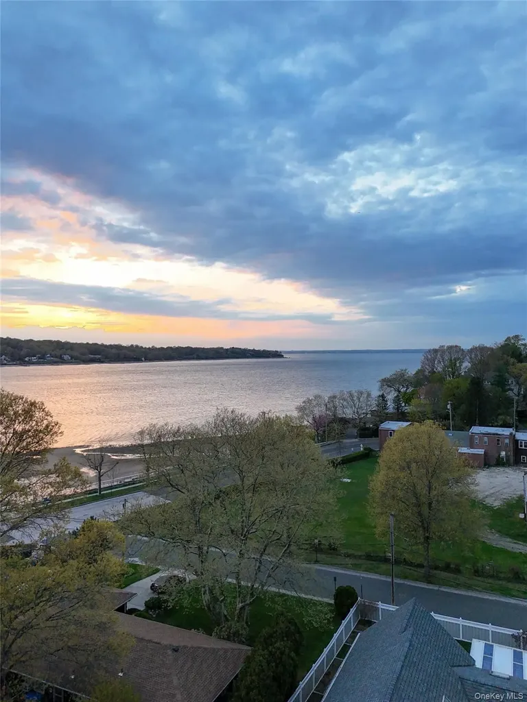 8 Laurel Way Sea Cliff NY 11579