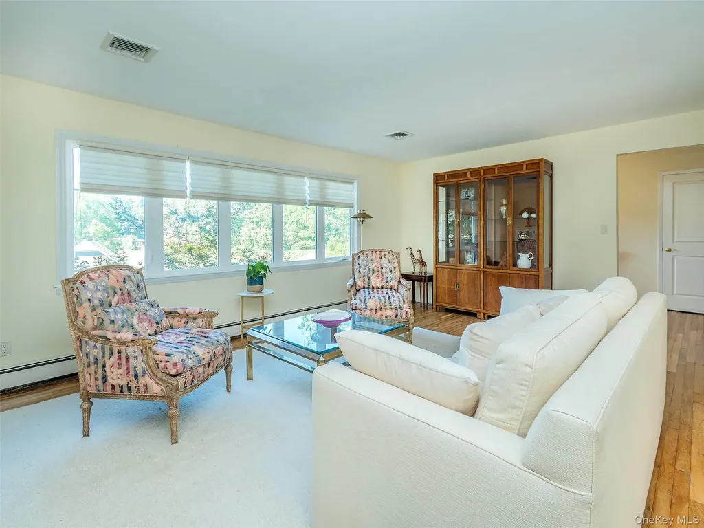 8 Laurel Way Sea Cliff NY 11579