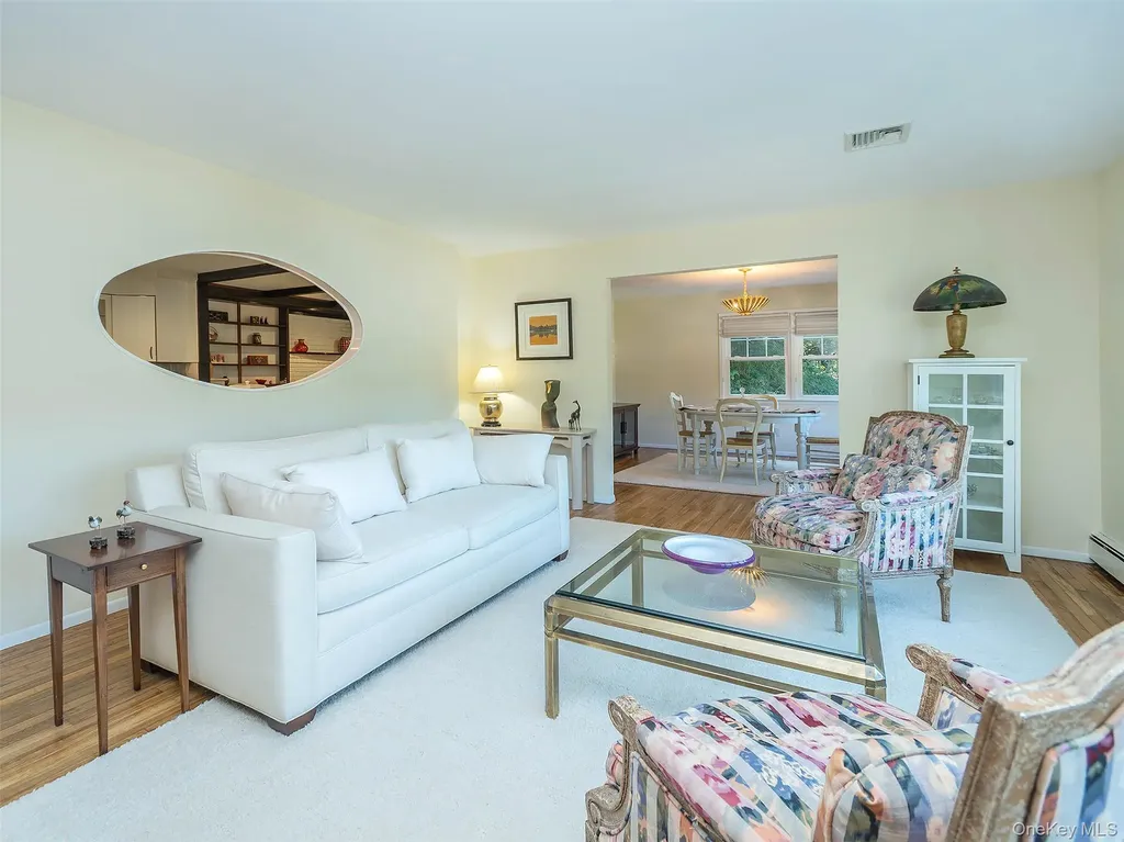 8 Laurel Way Sea Cliff NY 11579