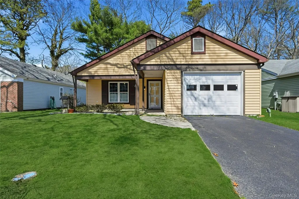 204 Belfast Lane Ridge NY 11961