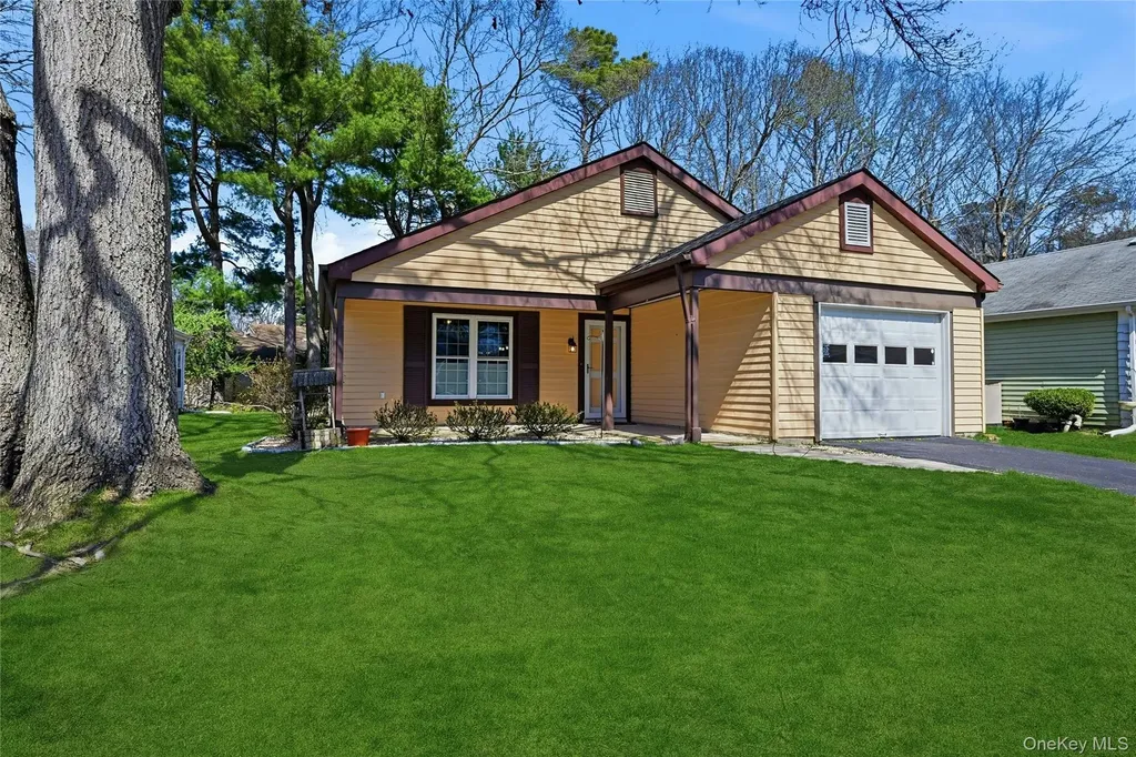 204 Belfast Lane Ridge NY 11961