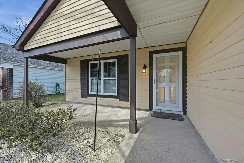204 Belfast Lane Ridge NY 11961