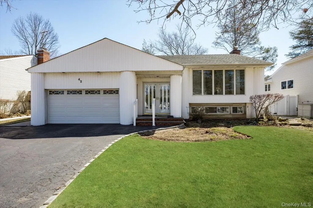 42 Netto Lane Plainview NY 11803