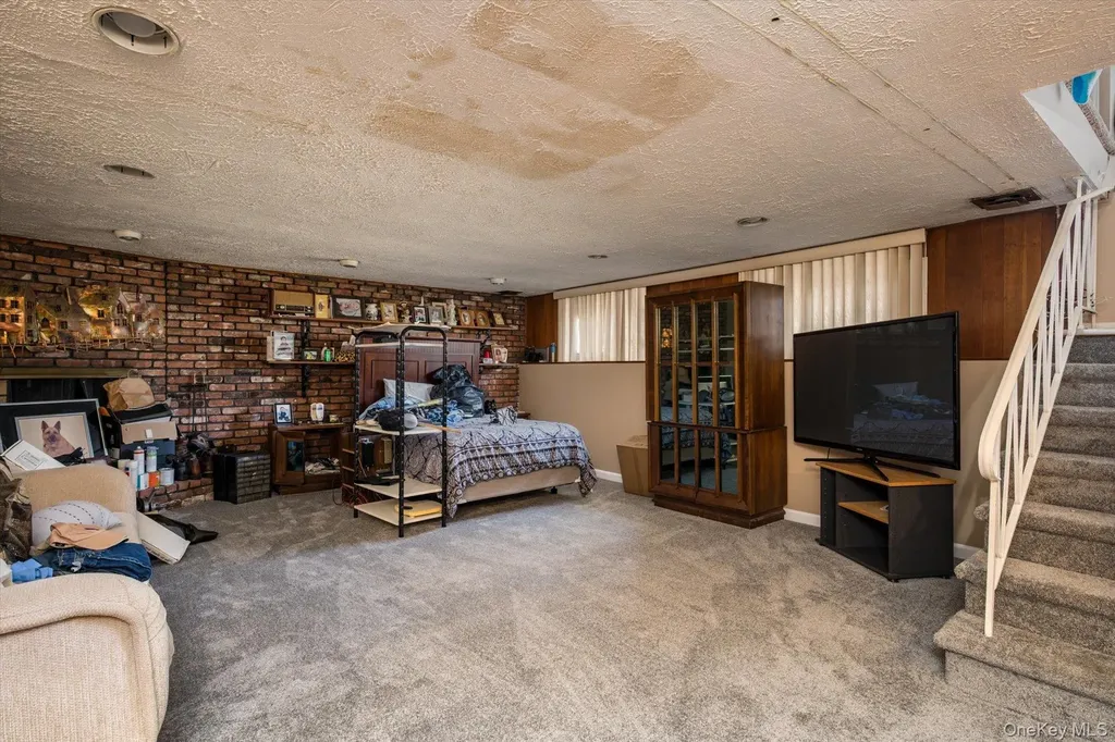 42 Netto Lane Plainview NY 11803