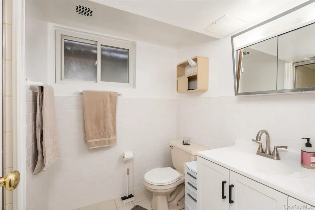 42 Netto Lane Plainview NY 11803
