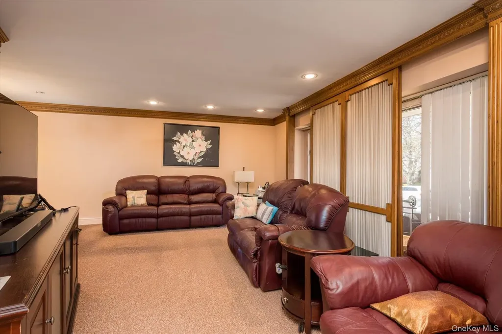 42 Netto Lane Plainview NY 11803